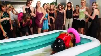 Christina Lee vs. Sarah Cross In The Mud Screencap 7 on www.sinx.com