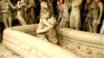 Underground Eurobabe Mud Club Screencap 10 on www.sinx.com