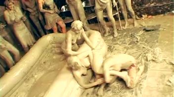 Underground Eurobabe Mud Club Screencap 16 on www.sinx.com