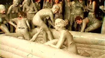 Underground Eurobabe Mud Club Screencap 31 on www.sinx.com