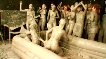 Underground Eurobabe Mud Club Screencap 38 on www.sinx.com