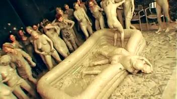 Underground Eurobabe Mud Club Screencap 39 on www.sinx.com