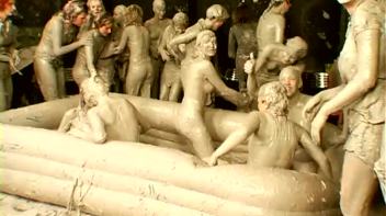 Underground Eurobabe Mud Club Screencap 75 on www.sinx.com