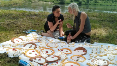 Latest deal - Five Chicks And One Fucked Up, Messy Picnic!