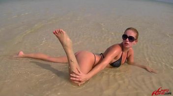 Wet And Messy Freak At The Beach Screencap 9 on www.sinx.com