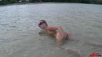Wet And Messy Freak At The Beach Screencap 38 on www.sinx.com