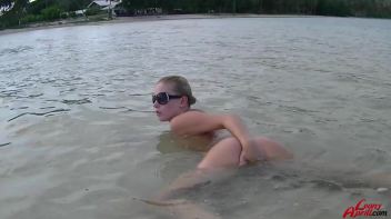 Wet And Messy Freak At The Beach Screencap 40 on www.sinx.com