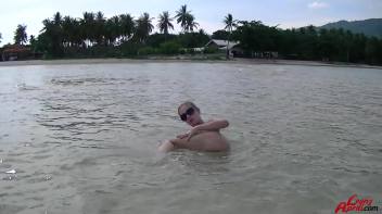 Wet And Messy Freak At The Beach Screencap 49 on www.sinx.com