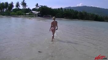 Wet And Messy Freak At The Beach Screencap 51 on www.sinx.com