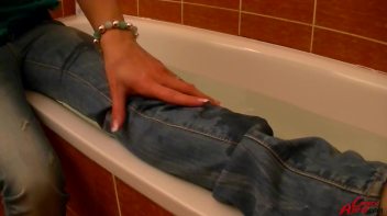 Take A Bath With Ferrera Screencap 10 on www.sinx.com