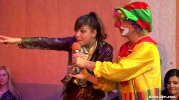 Blonde vs. Brunette Mud Battle Screencap 3 on www.sinx.com