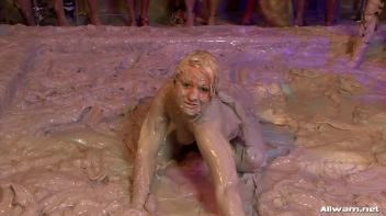 Blonde vs. Brunette Mud Battle Screencap 72 on www.sinx.com