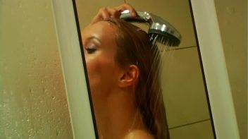 Steamy Wetlook Shower Screencap 67 on www.sinx.com