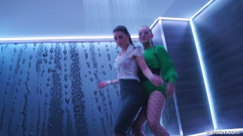 Showing Off In The Showers! Screencap 9 on www.sinx.com