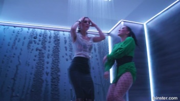Showing Off In The Showers! Screencap 10 on www.sinx.com