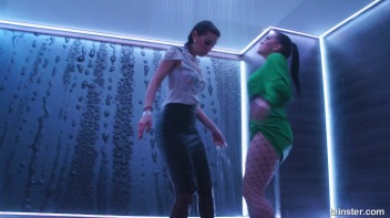 Showing Off In The Showers! Screencap 11 on www.sinx.com