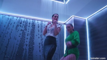 Showing Off In The Showers! Screencap 12 on www.sinx.com