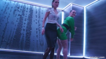 Showing Off In The Showers! Screencap 14 on www.sinx.com