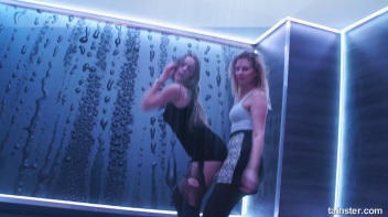 Showing Off In The Showers! Screencap 17 on www.sinx.com