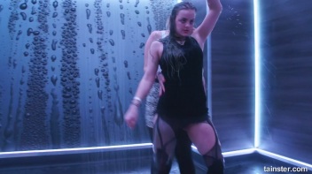 Showing Off In The Showers! Screencap 21 on www.sinx.com