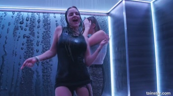 Showing Off In The Showers! Screencap 25 on www.sinx.com