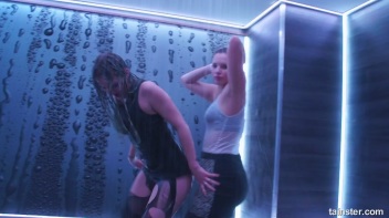 Showing Off In The Showers! Screencap 30 on www.sinx.com