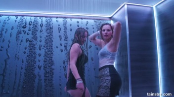 Showing Off In The Showers! Screencap 31 on www.sinx.com
