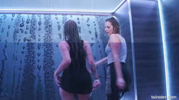 Showing Off In The Showers! Screencap 35 on www.sinx.com