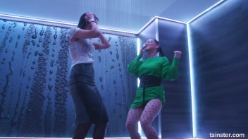 Showing Off In The Showers! Screencap 4 on www.sinx.com
