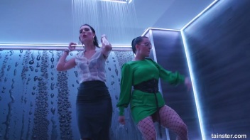 Showing Off In The Showers! Screencap 8 on www.sinx.com
