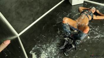 The Slimy Seance Screencap 91 on www.sinx.com