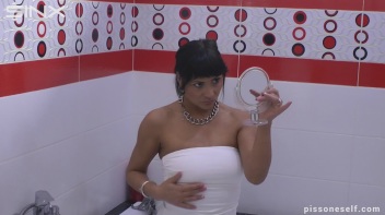 Hot Babe Caught Wetting Her Denim Jeans Screencap 5 on www.sinx.com