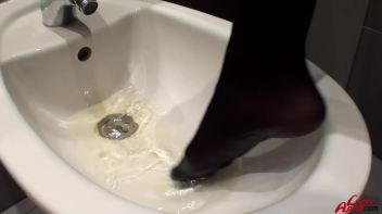 Tons Of Fun In The Washroom Screencap 36 on www.sinx.com