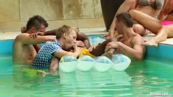 Basking In Bi Part 1 Screencap 56 on www.sinx.com