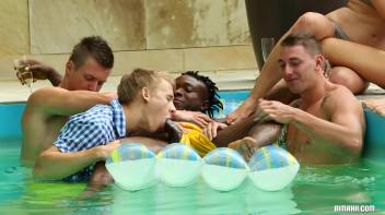 Basking In Bi Part 1 Screencap 57 on www.sinx.com