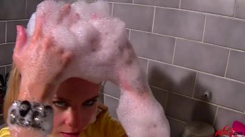 Bath Time With Leony Screencap 24 on www.sinx.com