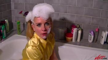 Bath Time With Leony Screencap 25 on www.sinx.com