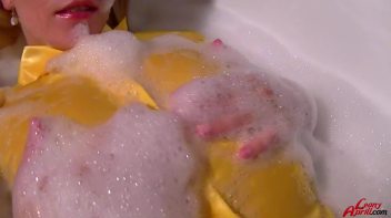 Bath Time With Leony Screencap 29 on www.sinx.com