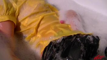 Bath Time With Leony Screencap 30 on www.sinx.com