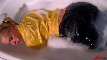 Bath Time With Leony Screencap 36 on www.sinx.com