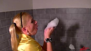 Bath Time With Leony Screencap 4 on www.sinx.com