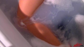 Bath Time With Leony Screencap 75 on www.sinx.com