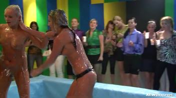 Glamorous Goo Girls Screencap 68 on www.sinx.com