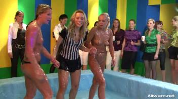 Glamorous Goo Girls Screencap 71 on www.sinx.com