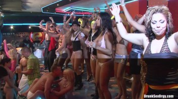 Bikini Beach Balls Part 6 - Cam 3 Screencap 93 on www.sinx.com