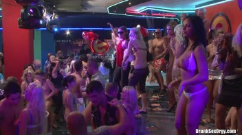 Bikini Beach Balls Part 6 - Cam 3 Screencap 99 on www.sinx.com