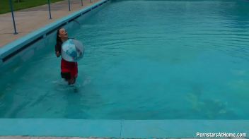 Eurobabes Only Waterpark Screencap 13 on www.sinx.com