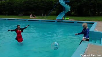 Eurobabes Only Waterpark Screencap 14 on www.sinx.com