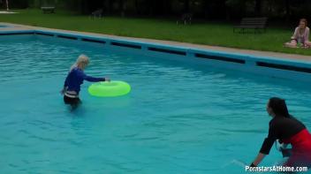 Eurobabes Only Waterpark Screencap 17 on www.sinx.com