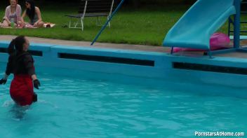 Eurobabes Only Waterpark Screencap 21 on www.sinx.com